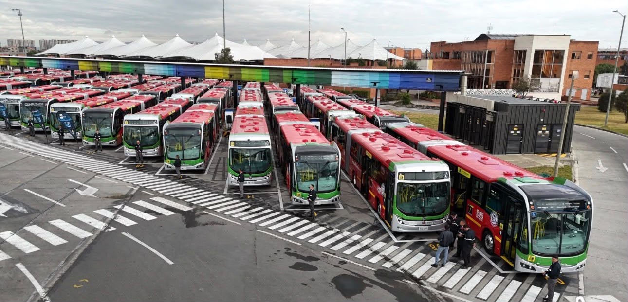 Bogotá pone a rodar el futuro: llegan los primeros 50 buses articulados eléctricos duales del mundo