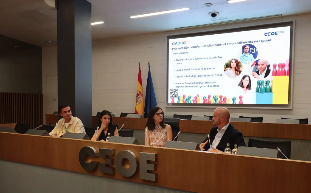 El fundador y CEO de Tax Down, Álvaro Falcones, la fundadora de BIMANI, Laura Corsini, la directora adjunta al secretario general de CEOE, Susana Sanchiz, y el presidente de CEAJE, Fermín Albaladejo.
