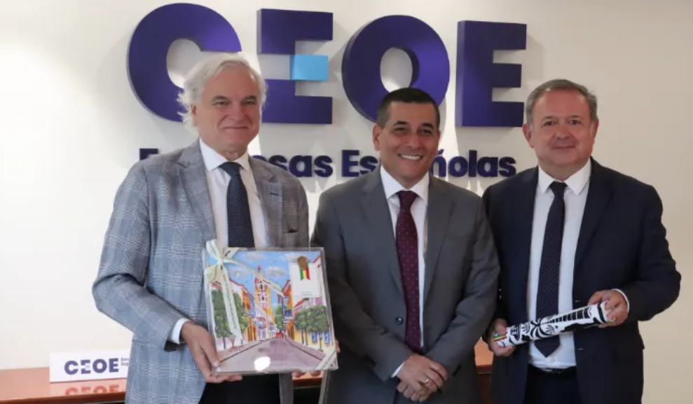 En la foto: Miguel Garrido, el vicepresidente primero de CEOE y presidente de CEIM, Dumek Turbay, Alcalde de Cartagena de Indias y Narciso Casado, director de Relaciones con Iberoamérica de CEOE
