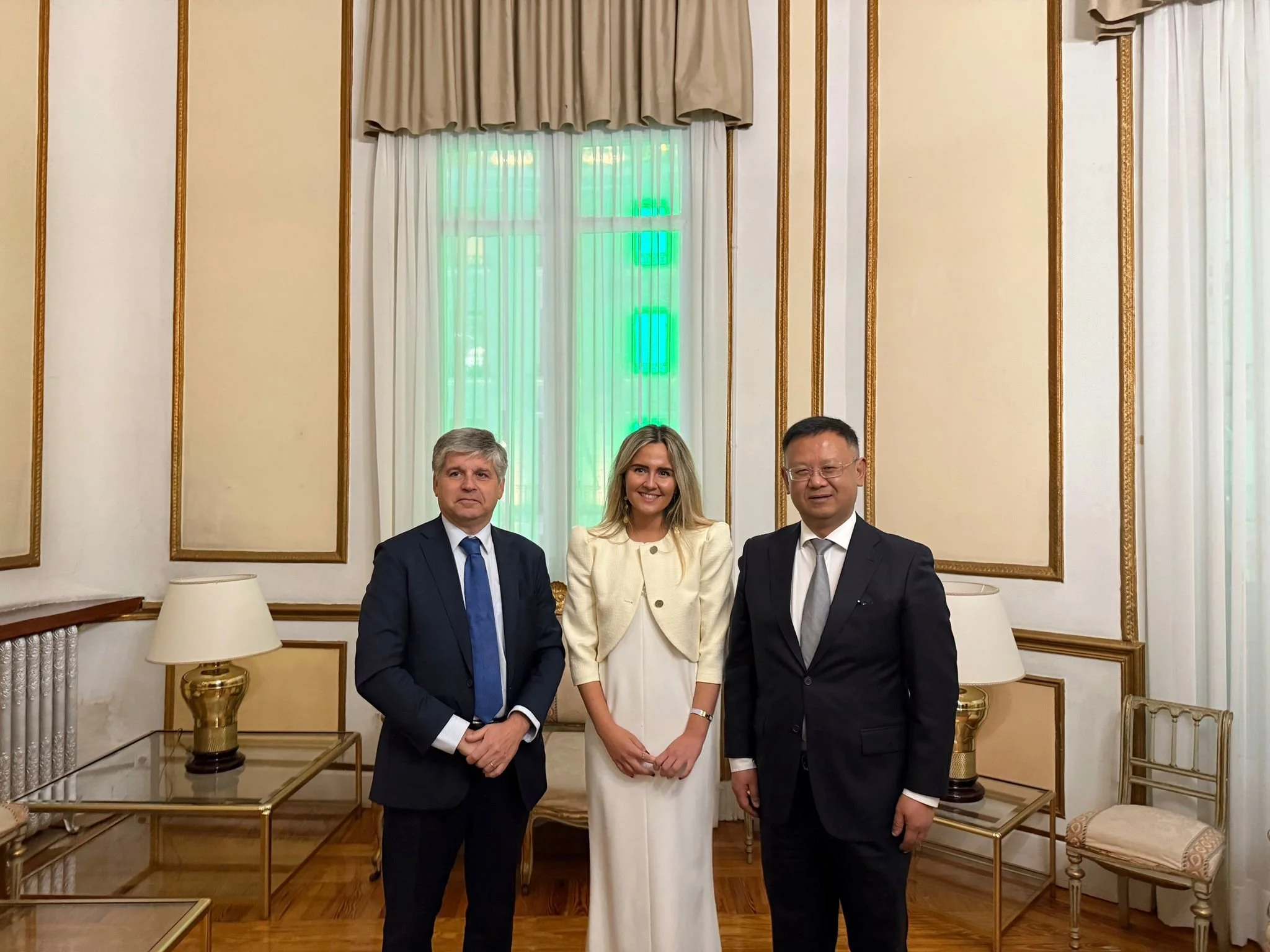 NI HAO CONECTA (NHC) recibe el Premio Raia Diplomática a la “Mejor Empresa en España”, de manos del ministro chino Qu Xun