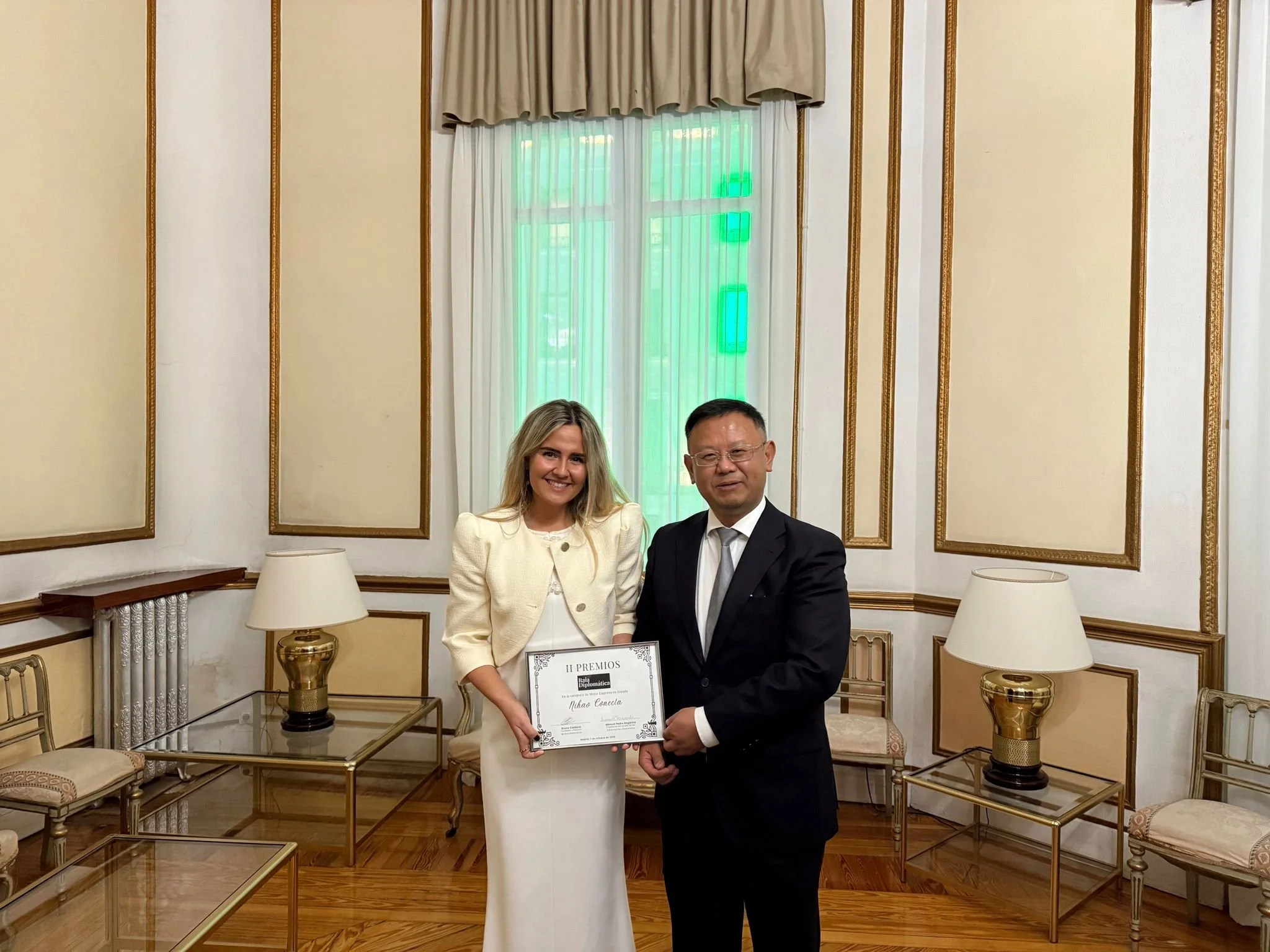NI HAO CONECTA (NHC) recibe el Premio Raia Diplomática a la “Mejor Empresa en España”, de manos del ministro chino Qu Xun