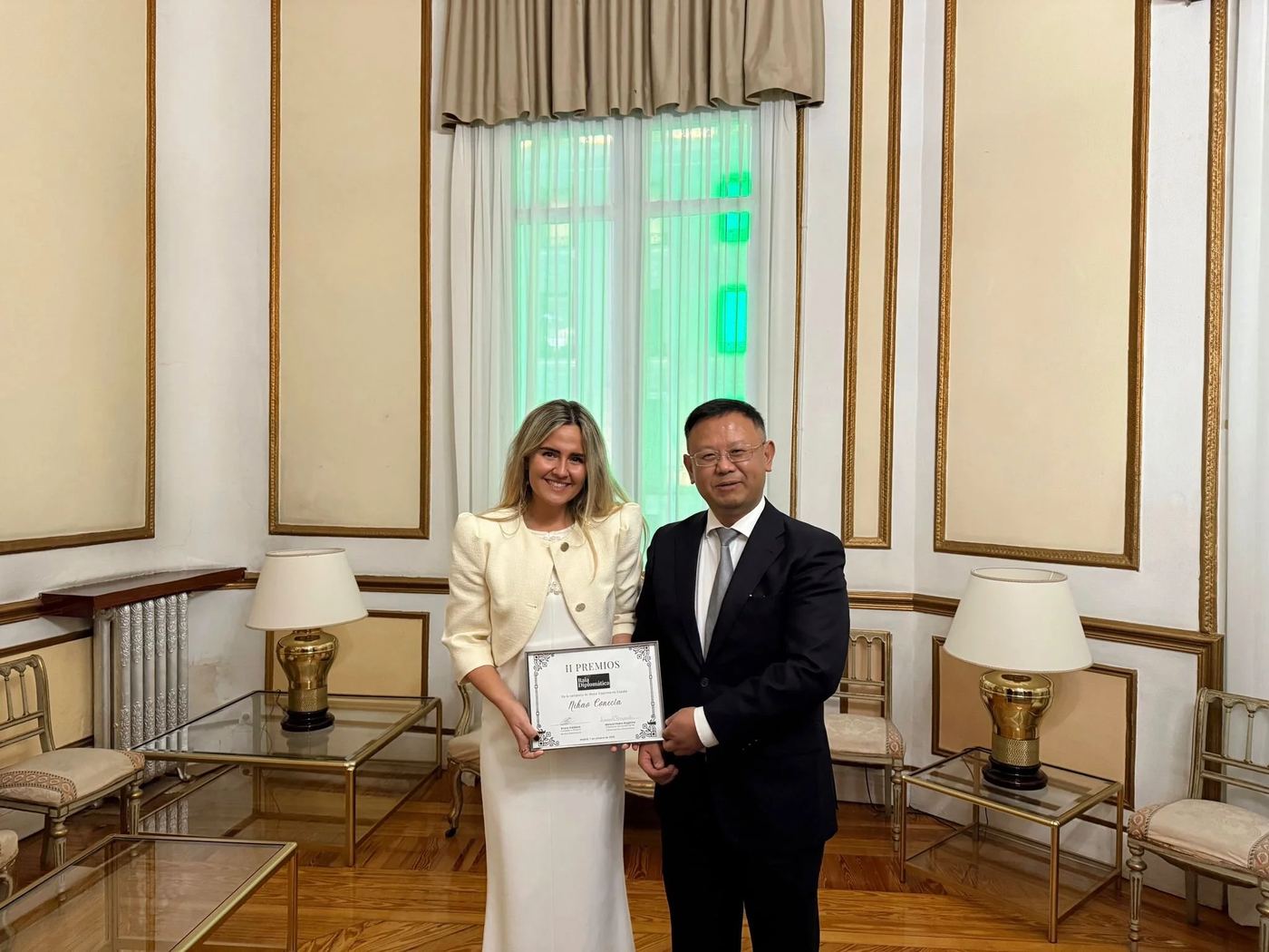 NI HAO CONECTA (NHC) recibe el Premio Raia Diplomática a la “Mejor Empresa en España”, de manos del ministro chino Qu Xun
