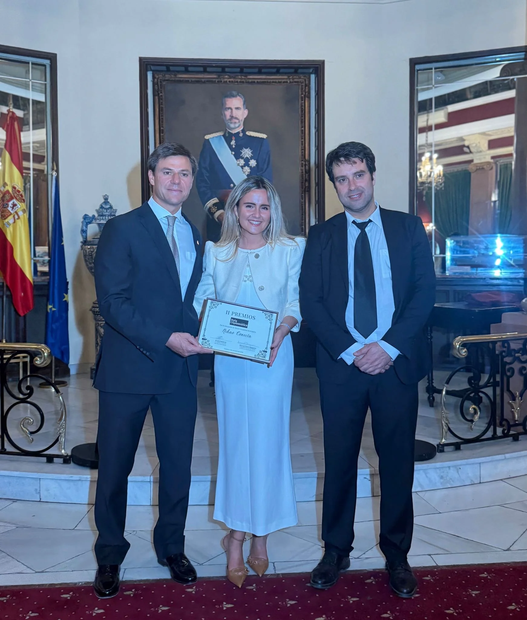 NI HAO CONECTA (NHC) recibe el Premio Raia Diplomática a la “Mejor Empresa en España”, de manos del ministro chino Qu Xun