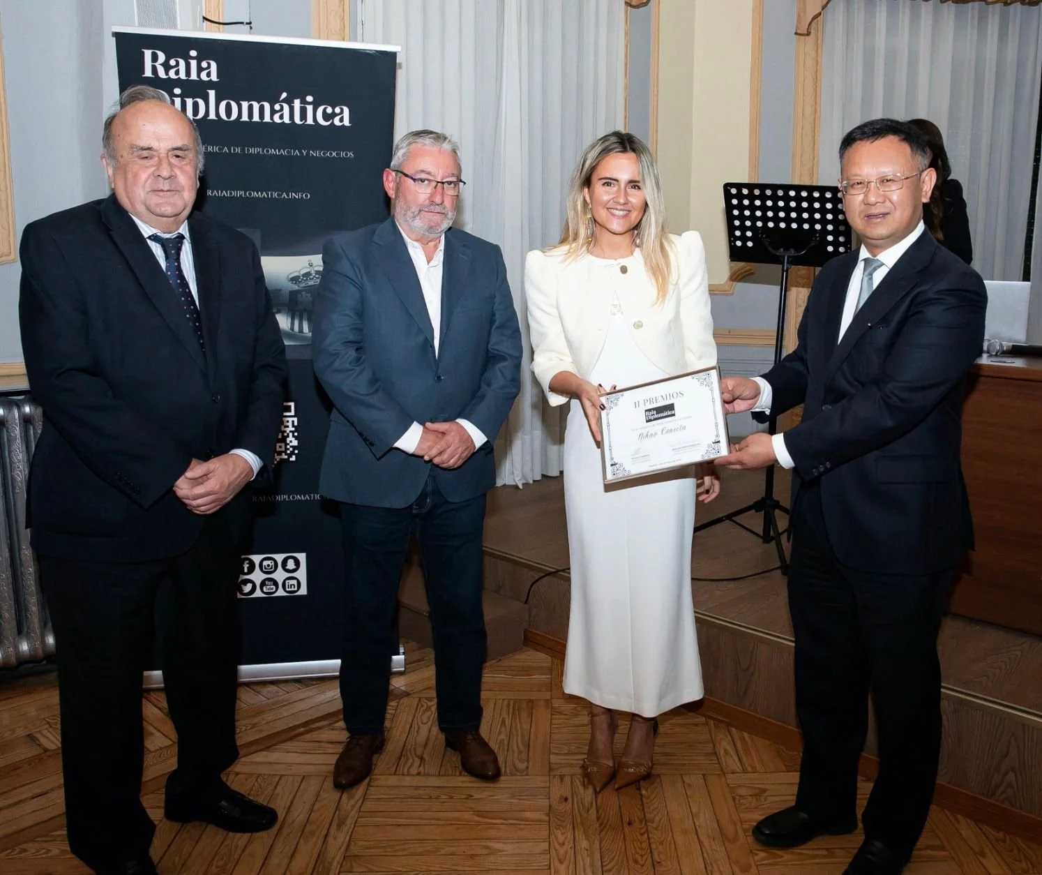 NI HAO CONECTA (NHC) recibe el Premio Raia Diplomática a la “Mejor Empresa en España”, de manos del ministro chino Qu Xun